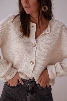 Beige Rufus Cardigan – Easy Clothes North America Mode Tips, The Cardigans, Blazer Outfit, Beige Cardigan, Mode Inspo, Mom Outfits, Business Casual Outfits, Looks Style, Fall Winter Outfits