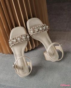 Qteee - Sophisticated Open-Toe Sandals Featuring Pearl Embellishments and Chic Transparent Low Heels Buckle Outfits, High Heels Boots, Dressing Style, Mary Jane Pumps, Clear Heels, Shoe Sole, Fashion Sandals, Open Toe Sandals, Toe Sandals