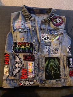 Front side of a work in progress punk battle vest. Battle Jacket Aesthetic, Punk Vest Ideas, Battle Jacket Patch Ideas, Battle Vest Punk, Activist Outfit, Crust Vest, Punk Jacket Diy, Punk Battle Jacket, Patch Jacket Ideas