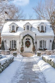 Winter House Exterior, Fairytale House, Cottage Shabby Chic, Cottage Exterior, Exterior Paint Colors For House, White Cottage, Holiday Mood, Beautiful Houses, Cabinet Storage