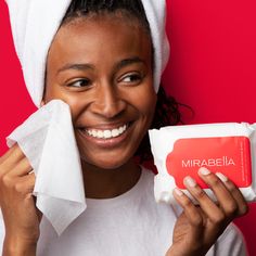 Enlevez la saleté, l'huile et le maquillage en un seul passage avec cette lingette démaquillante !
Une collection de lingettes démaquillantes pré-humidifiées qui éliminent la saleté, l'huile et le maquillage en un seul passage. L'eau micellaire et la vitamine E laissent la peau propre et rafraîchie. Sans alcool.  
Contient 30 lingettes.
Poids net : 220 g/7,76 oz.
Usage: 
Retirez la lingette de l'emballage et dépliez-la.  Essuyez doucement sur le visage pour nettoyer et rafraîchir la peau.  Peut Micellar Water, Makeup Remover Wipes, Free Makeup, Alcohol Free, Makeup Remover, Vitamin E, Skin Types, Paraben Free Products, Sensitive Skin