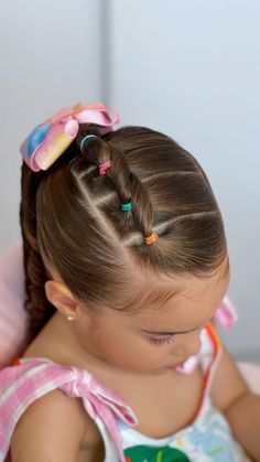 Sarah Penteados por: Mamãe Rayana ♡ | Aquele penteado fofo e fácil de aprender 🩷 Marca/envia para uma mamãe ✨ #penteadoinfantil #penteadoslindos #penteadoscacheados | Instagram Braid Hair Dos, Aurora Hair, Baby Girl Hairstyles Curly, V Hair, Hair Due