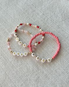 Friendship Bracelets Words, Homemade Bracelets With Beads, Diy Beads Bracelets, Beaded Bracelet Ideas, Clay Bead Bracelets, Homemade Bracelets, Valentines Bracelets, Diy Beaded Bracelets, Lucky Penny