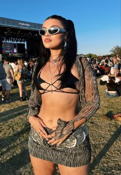 Rave Cute Outfits, First Time Rave Outfit, Rave Inspired Tattoos, Rave Outfits Hardstyle, 90s Grunge Festival Outfit, Minimalist Rave Outfit, Rave Swim Outfits, Escape Outfits Rave Halloween Couples, Suenos Festival Outfits 2024