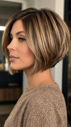 Hair Bangs And Layers, Cortes Bob, Kort Bob, Textured Bobs, Bangs And Layers, Trendy Bob, Stacked Bob Hairstyles, Haircuts For Medium Length Hair, Layered Haircuts For Medium Hair