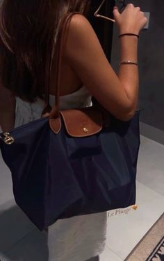 longchamp le pliage #luxury #bag #preppy #brunette #aesthetic Shoulder School Bag Aesthetic, Stargirl School Outfits, Longchamp Bag Outfit Aesthetic, Longchamp Tote Bag Outfit