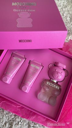 Moschino Perfume, Profumo Victoria Secret, Glam Aesthetic, Indie Makeup, Fragrances Perfume Woman, Perfume Collection Fragrance, Bath And Body Works Perfume, Shower Skin Care, Makeup Aesthetic