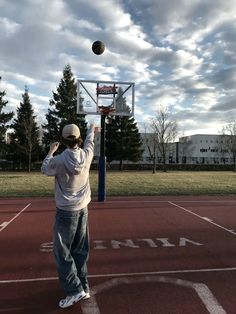 Guy Playing Basketball Aesthetic, Basketball Aesthetic Men, Playing Basketball With Boyfriend, Sports Guy Aesthetic, Basketball Pfp Aesthetic, Basketball Guy Aesthetic, Basketball Boys Aesthetic, Basketball Boyfriend Aesthetic, Basketball Boy Aesthetic