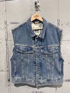 Great condition no stains or holes! Tagged Medium fits oversized and cropped  Measurements:  21"pit to pit  26" top to bottom Jacket Without Sleeves, Jeans Jacket, Distressed Denim Jacket, Clothing Pieces, 90s Vintage, Distressed Denim, Cut Off, Jean Jacket, Levi's