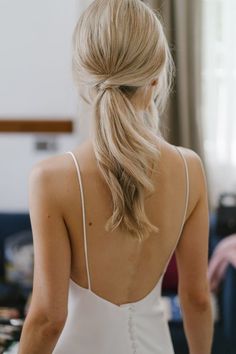 Short Hair Low Ponytail Wedding, Wedding Hairstyles Minimalist, Bridal Hairstyles Modern, Classy Wedding Ponytail, Short Wedding Ponytail, Updos For Medium Length Hair Wedding Bridesmaid Pony Tails, Bridal Low Ponytail Short Hair, Classic Low Ponytail, Hairstyles With Silk Dress