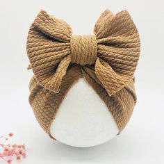 This turban is the perfect accessory for any little girl who loves to add a special touch to her hairstyle! The knotted bow adds a fun, quirky detail that she'll be sure to love. Slip it on over baby girl's head for a look that's totally adorable! Girls Beanie Hats, Boys Winter Hats, Knotted Beanie, Bonnet Cap, Girl Beanie, Baby Turban, Tie Headband