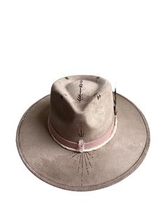 Our Fonte Tulum hats have a classic full length brim of 9 cm, wich perfectly shades the face from the summer sun. Each piece is unique due its artisanal elaboration. The magical hands of the artisans unite with the current vision of our designs. From Tulum to the world. Sizes: M: Circumference is 56-58cm and fits most head sizes. L: Circumference is 60-62cm. Both sizes include an adjustable string inside for a secure fit. Artisan Curved Brim Summer Hat, Artisan Summer Hats With Curved Brim, Custom Summer Fedora For Rodeo, Handmade Adjustable Brimmed Fedora, Handmade Adjustable Sun Hat With Curved Brim, Artisan Hats For Summer Rodeo, Artisan Summer Hats For Rodeo, Artisan Fedora Hat For Summer, Artisan Summer Hat For Rodeo