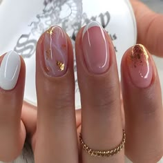 #uñas #novia #sencillas #elegantes #cortas French Nails Style, Short False Nails, Nail Arts Short Nails, Wedding Simple Nails, Short Nail French Designs, Short Nails Gold Design, Nail Art Gold Foil, Nail Art For Very Short Nails, Nails Graduation Ideas