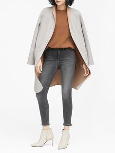 Cognac sweater, grey and camel coat, grey denim, white ankle boot Camel Coat Outfit Classy, Camel Coat Outfit Casual, Grey Outfits, Camel Coat Outfit, Camel Wool Coat, Legging Fits, Popular Dresses, Style Sport, Camel Coat