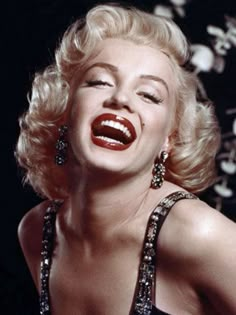 marilyn monroe laughing with her mouth open and the caption reads, i don't know