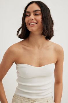 This tube top features a fine knit fabric. It has a stretchy material and a sleeveless design. This tube top features a sweetheart neckline. Summer Wishlist, Modern Monochrome, Future Fashion, Mode Online, Fine Knit, Komplette Outfits, Na Kd, Tube Top, Stretchy Material