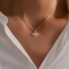 This half sunflower necklace features a beautiful floral design, perfect for nature lovers. Available in silver or gold, its minimalist style makes it a unique and thoughtful floral jewelry gift for her. A perfect necklace for any occasion. Our handmade silver necklaces make wonderful and delicate gifts for you.  Materials: -High Quality 925 Sterling Silver -18k Gold Plated Silver -18k Rose Gold Plated Silver Colors: -Gold -Rose Gold -Silver Please choose from options tag, if you would like a different color than the one shown in our pictures Packaging: All necklaces are carefully packaged and sent in a special gift box. We hope you find the perfect personalized necklace in our store. For more examples, please visit our store. Ordering Process: -Choose your preferred color and option. -Sel Dainty Flower Pendant Necklace - Gift For Her, Elegant Flower Charm Necklace With Clavicle Chain, Elegant Flower Pendant Charm Necklaces, Elegant Flower Shape Charm Necklace With Clavicle Chain, Everyday Elegant Flower Pendant Charm Necklaces, Elegant Flower Charm Necklace With Birth Flower, Elegant Flower Shaped Birth Flower Charm Necklace, Delicate Flower Charm Necklaces For Everyday, Everyday Delicate Flower Charm Necklaces