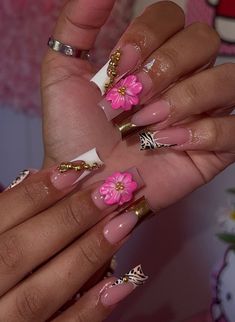 Small Medium Nail Designs, Pink And Gold Flower Nails, Bright Pink And Gold Nails, Nail Inspo With Flowers, Purple Vacation Nails, Pink And White Nails Acrylic, Rose Gold Nail Ideas, Encapsulated Nails Flowers