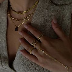 Ring stack inspo with the 'Maze' ring from evry jewels. Use code DESIREA750 for a discount #rings #ringsjewelry #ringstack #jewellery #aesthetic #inspiration Good Ring Stack, Necklace Stacks, Everyday Jewellery, Permanent Jewelry, Stainless Steel Accessories, Linking Rings, Classy Jewelry, Waterproof Jewelry, Jewelry Lookbook