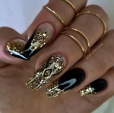 Hot Nails Trends, Nail Art Designs Black, Black Nail Art Designs, Trending Nail Art Designs, Trending Nail Art, Stone Nail Art, Black Nails With Glitter, Gold Acrylic Nails, New Nail Art Design