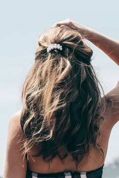 Double Pearl Ball Ponytail Holder Ball Ponytail, Beach Hairstyles Updo, Aesthetic Hairstyles, Beach Hairstyles For Long Hair, Hairstyles Beach, Hairstyles For Teens, Goddess Locs, Cute Hairstyles For Medium Hair