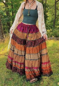 Hippy Outfits Women, Bohieman Outfits, Hippe Outfit Aesthetic 70s, Hippy Astetic Outfits, Romani Outfit Aesthetic, Hippie Fairy Outfit, Long Skirt And Hoodie, Hippie Outfit Inspiration, Fairy Hippie Outfits