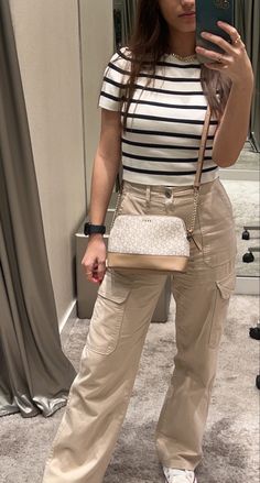 Style Zara Pants, Zara Cargos Outfit, Cargo Jeans Outfit Women Summer, Work Khaki Pants Outfit, Beige Pants Outfit For Women, How To Dress With Cargo Pants, Beige Cargos Outfits Women, Clothes To Wear In Dubai, Beige Cargo Outfits Women