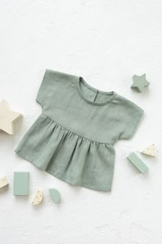 Girls linen Blouse in Dusty Mint color. Ruffled top for girls and toddlers. Casual summer children top for beach, birthday. * Please note that actual colors may vary due to your computer resolution and monitor color restrictions. To have a perfect color match you can always order a linen samples. * Please, write up to 10 color fabric samples if you would like to get them with your purchase from my shop. Samples will be added for free . Details: - 100% Lithuanian linen; - very soft, pure linen fa Cute Ruffled Beach Blouse, Playful Summer Tops For Playtime, Cotton Flutter Sleeve Blouse For The Beach, Cotton Blouse With Flutter Sleeve For Beach, Cotton Flutter Sleeve Blouse For Beach, Cute Summer Blouse For Playtime, Cute Summer Playtime Blouse, Summer Playwear Tops Short Sleeve, Summer Playwear Tops With Short Sleeves