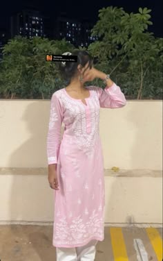 Simple Poses In Kurti, Indian Kurti Aesthetic Casual, Traditional Indian Outfits Aesthetic, Pink Kurti With Jeans, Chinkari Kurti Aesthetic, Desi Dresses Casual, Chikankari Kurti With Jeans Aesthetic, Poses In Kurti For Instagram Aesthetic, Pose Ideas In Kurti