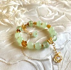 Beautiful jade and green cracked marbled beads bracelet with gold colored flowers. Rainbow butterfly charm. 100% hand made. Good gift for friends or family. Flowers Rainbow, Bracelet Sets, Rainbow Butterfly, Colored Flowers, Butterfly Charm, Beads Bracelet, Best Friend Gifts, Bracelet Set, For Friends