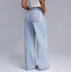 Erhöhen Sie Ihre Garderobe. Erleben Sie die perfekte Mischung aus Verspieltheit und Komfort! Bereit, Blicke auf sich zu ziehen und Ihren einzigartigen Stil mühelos auszudrücken? Wie wäre es, ein Paar pinke Baggy Jeans mit Schleifen zu tragen, die mutige Farben mit unverkennbarem Komfort vereinen? Vorteile 1. Fügen Sie Flair hinzu Die pinken Baggy Jeans mit Schleifen profitieren von dem einzigartigen Schleifendetail, das Ihren Look mit einem Hauch von verspielter Eleganz aufwertet. 2. Heben Sie Ihre Garderobe hervor Verbessern Sie Ihren Mode-Look mit einem Paar Jeans, die auffälligen Stil mit alltäglichem Komfort vereinen. 3. Genießen Sie Komfort Genießen Sie die entspannte, baggy Passform, die dafür sorgt, dass Sie sich frei und bequem bewegen können. 4. Heben Sie sich ab Tragen Sie ein le Bow Jeans, Denim Bows, Bow Embroidery, Unique Bows, Island Holiday, Holiday Outfit, Wide Leg Denim, Clean Girl, Chic Fashion