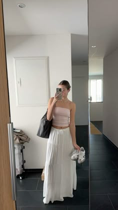 long white skirt with baby pink top Outfit Ideas University Summer, White Long Top Outfit, Pink Top And White Skirt Outfit, Colorful Flowy Outfits, Long Summer Skirts Outfits, White Skirt And Pink Top Outfit, Outfit Ideas With Maxi Skirts, Long White Skirt Outfit Summer Aesthetic, Long Skirt Spring Outfits