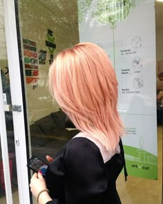 Peach Pink Hair Highlights, Melon Hair Color, Salmon Pink Hair Color, Honey Pink Hair, Strawberry Blonde Hair With Pink Highlights, Salmon Color Hair, Peach Pink Hair Color, Peaches And Cream Hair, Short Strawberry Hair