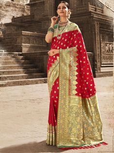 All about paithani sarees colours and how to style them Outfit For Diwali, Paithani Blouse Design, Diwali Saree, Gajra Bun, Blouse Design Aari Work, Red Sarees, Paithani Blouse, Diwali Outfit, Raspberry Blush