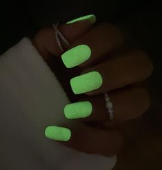 Halbgehärtetes Gel ist echter Gel-Nagellack, der zu 60 % ausgehärtet ist und einfach wie eine Nagelfolie aufgetragen werden kann. Diese Streifen benötigen UV-Licht, um Ihre Nägel auszuhärten, zu versiegeln und zu härten – für eine Mani, die mehr als 14 Tage hält! Sie sind dicker als unsere Standardfolien, was Menschen mit dünnen oder brüchigen Nägeln hilft. Auch hervorragend geeignet, wenn Sie auf Reisen sind und möchten, dass Ihr Lack wirklich LANGE hält!







 Die Streifen sind für alle Nagelbettgrößen geeignet und bei Bedarf etwas dehnbar. Darüber hinaus macht die durchsichtige Rückseite die Größenanpassung an Ihre Nägel zum Kinderspiel! Über jeder Folie befindet sich eine durchsichtige Kunststoffabdeckung, die Sie einfach entfernen, abziehen, auftragen und den Überschuss abfeilen Neon Glow Nails, Nail Lengths, Nagellack Trends, Fall Nail Trends, Glow Nails, Nail Bed, Nail Length, Neon Glow, Fall Nail Colors