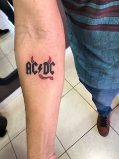 Tatuagem / tattoo / ACDC / 1ª Tattoo Music Band Tattoo Designs, Rock Bands Tattoo, Patch Art Tattoo, Alt Rock Tattoos, Classic Rock Tattoo Ideas, Kiss Band Tattoo, Acdc Drawing