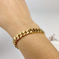 Chunky curb chain bracelet. The Versa bracelet is a classic. Length: Approx. 7" long. Material: 14K gold-plated