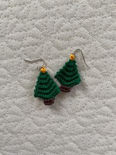 Merry Christmas! Celebrate this most festive time of year with your very own Christmas tree earrings! Chrochet Keychain, Crochet Christmas Earrings, Christmas Tree Earrings, Tree Earrings, Earring Tree, Crochet Christmas, Christmas Earrings, Christmas Crochet, Gift Baskets