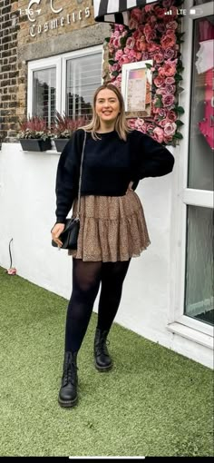 Mid Sized Women Outfits Aesthetic, Dr Martens Outfit Fall Plus Size, Curvy Skirt Outfits Winter, Sweater And Skirt Plus Size, Moda Curvy 2022, Winter Outfits Xl Size, Fall Outfit Ideas Midsize, Outfits With Tights Plus Size, Skirt With Tights Outfit Plus Size