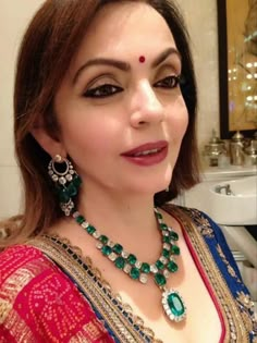 Nita Ambani Earrings, Nita Ambani Jewellery, Green Emerald Jewelry, Bridal Diamond Necklace, Pinterest Jewelry, Diamond Necklace Designs, Bridal Diamond Jewellery