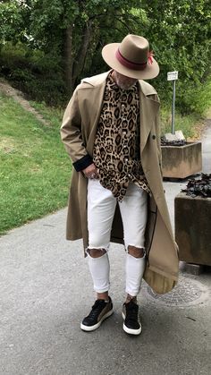 Hector Garcia, Classy Hats, Mens Dress Outfits, Lifestyle Board, Men's Street Style, Dapper Gentleman, Mens Outfit Inspiration, Rugged Style, Men's Outfits