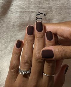 Classy old money fall brown nail ideas | brown manicure | French brown | fall winter nails | Elevate your nail game this season. Fall nail ideas autumn short square. #fall #fallnail#fallnaildesignideas Popular Nail Colors, Brown Nail Polish, Brown Nail, September Nails, Makijaż Smokey Eye, Thanksgiving Nails, روتين العناية بالبشرة