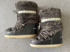 Fabulous vintage Marc Jacobs moon boots in grey fur with leather and ties.  In great condition.  Size Medium ( would fit a size 4 or 5 UK (37 or 38 European) the length of the boot measures 26 cm Vintage Winter Shoes, Vintage Marc Jacobs, Wattpad Outfits, Fit Checks, Grey Fur, Century Clothing, Moon Boots, Vintage Winter, Winter Snow Boots