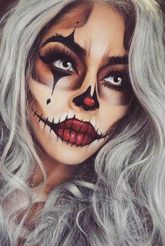 an image of a woman with makeup on her face and the caption is in spanish