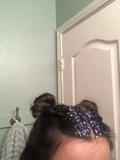 Glitter Hair Roots, Glitter Middle Part Hair, Galaxy Festival Outfit, Space Buns With Glitter Roots, Colorful Glitter Outfit, Concert Hair Glitter, Coldplay Hairstyle, Galaxy Concert Outfit, Purple Glitter Hair