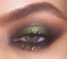 Green Forest Makeup, Renfaire Makeup Ideas, Snake Eye Makeup, Forest Green Makeup, Ren Fair Makeup, 90s Eye Makeup, Mystical Makeup, Prom Eyes