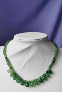 This beautiful and royal-looking green necklace is the perfect last touch to your evening outfit! Elegant Green Onyx Bead Necklaces, Elegant Jade Crystal Necklaces With Round Beads, Elegant Green Onyx Beaded Necklaces, Elegant Jade Crystal Necklace With Round Beads, Elegant Green Single Strand Necklace, Elegant Beaded Jade Crystal Necklaces, Elegant Beaded Jade Crystal Necklace, Elegant Green Jade Crystal Necklace, Green Gemstone Beads Necklace