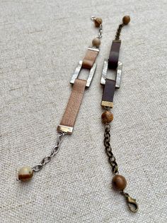 A hammered leather, supple and soft, inserted in a rectangle of bluish gray mother-of-pearl. And black stone or landscape jasper beads for roundness. A brass or silver stainless steel chain, depending on the color of the leather chosen, on either side for flexibility. Lobster type attachment. Beautiful, right? This bracelet will not leave anyone indifferent. Measures 20 to 22 cm. Bluish Gray, Jasper Beads, Black Stone, Steel Chain, Stainless Steel Chain, Pearl Bracelet, Mother Of Pearl, Jewelry Bracelets, Beaded Bracelets