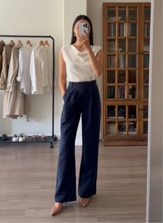 Office Outfits Women Jeans, Pants Sneakers Outfit, Casual Outfits Cargo Pants, Casual Office Outfits Women Jeans, Fall Outfits Beige, Jeans Hacks, Shirt Outfit Casual, Semi Formal Mujer, Casual Outfits For Women Summer