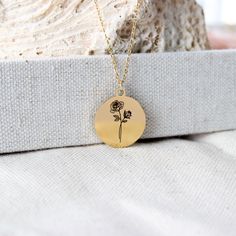 Dainty and Beautiful Birth flower Necklace, you can personalize it with your Name with your birth month. These are gorgeous chains that give such a wonderful vibe for that special person in your life! this necklace is made with high-quality materials to ensure lasting durability.  M A T E R I A L S - S I Z E * Disc measures 16mm or 18mm * 1.5mm Stainless Steel, 18K Gold Plated, 18K Rose Gold Plated Chain 18" -----------------------♡-------------------- H O W T O O R D E R 1.) Choose the Options Valentine's Day Necklace With Flower Charm As Personalized Gift, Valentine's Day Birth Flower Necklace For Her, Valentine's Day Birth Flower Necklace Gift For Her, Personalized Flower Charm Necklace For Valentine's Day, Valentine's Day Flower Charm Necklace For Personalized Gift, Birth Flower Charm Necklace For Her, Birth Flower Charm Necklace As Gift For Her, Rose Gold Birth Flower Charm Necklaces, Round Birth Flower Charm Necklace For Her